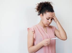 בדיקת הריון ורמת הורמון Hcg Pregnancy Test and a woman
